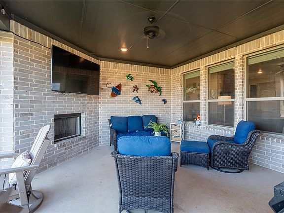 2nd image of 1215 Sanger Dr