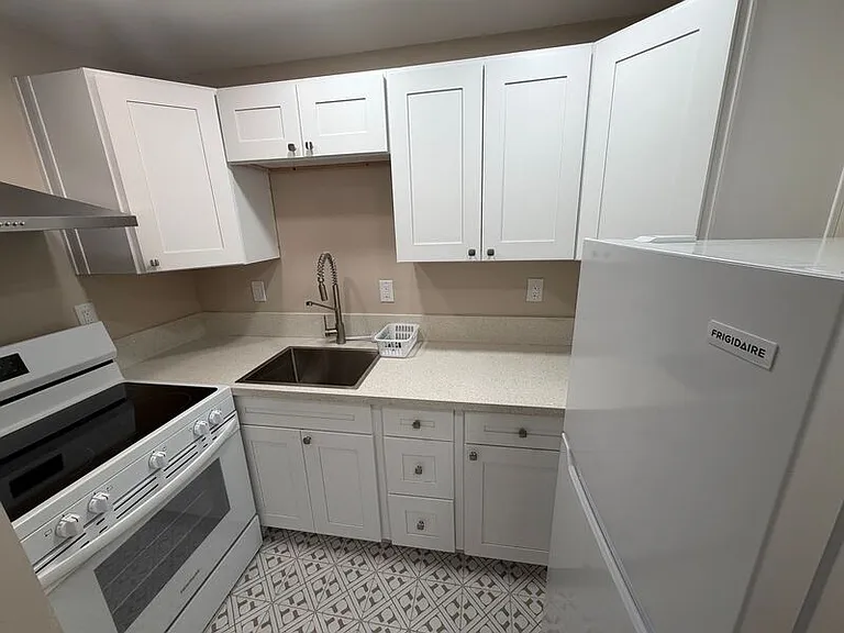 338 S Melrose Dr #4 — Photo 12