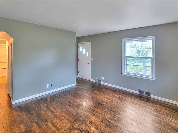 5th image of 2402 Wallace Dr