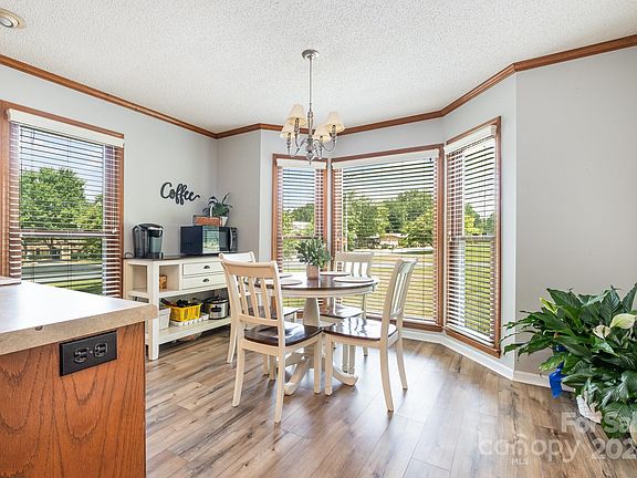 5th image of 1209 Suzanne St