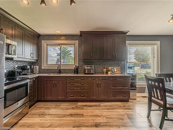 4th image of 591 Governors Rd E