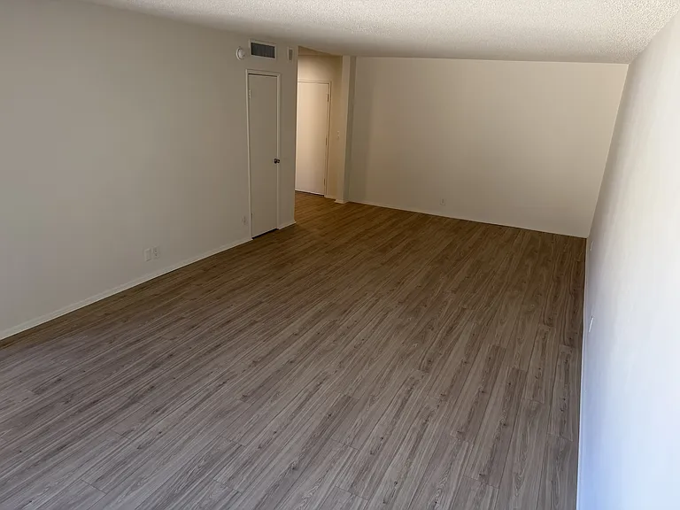 4310 Ventura Cyn Ave — Photo 2