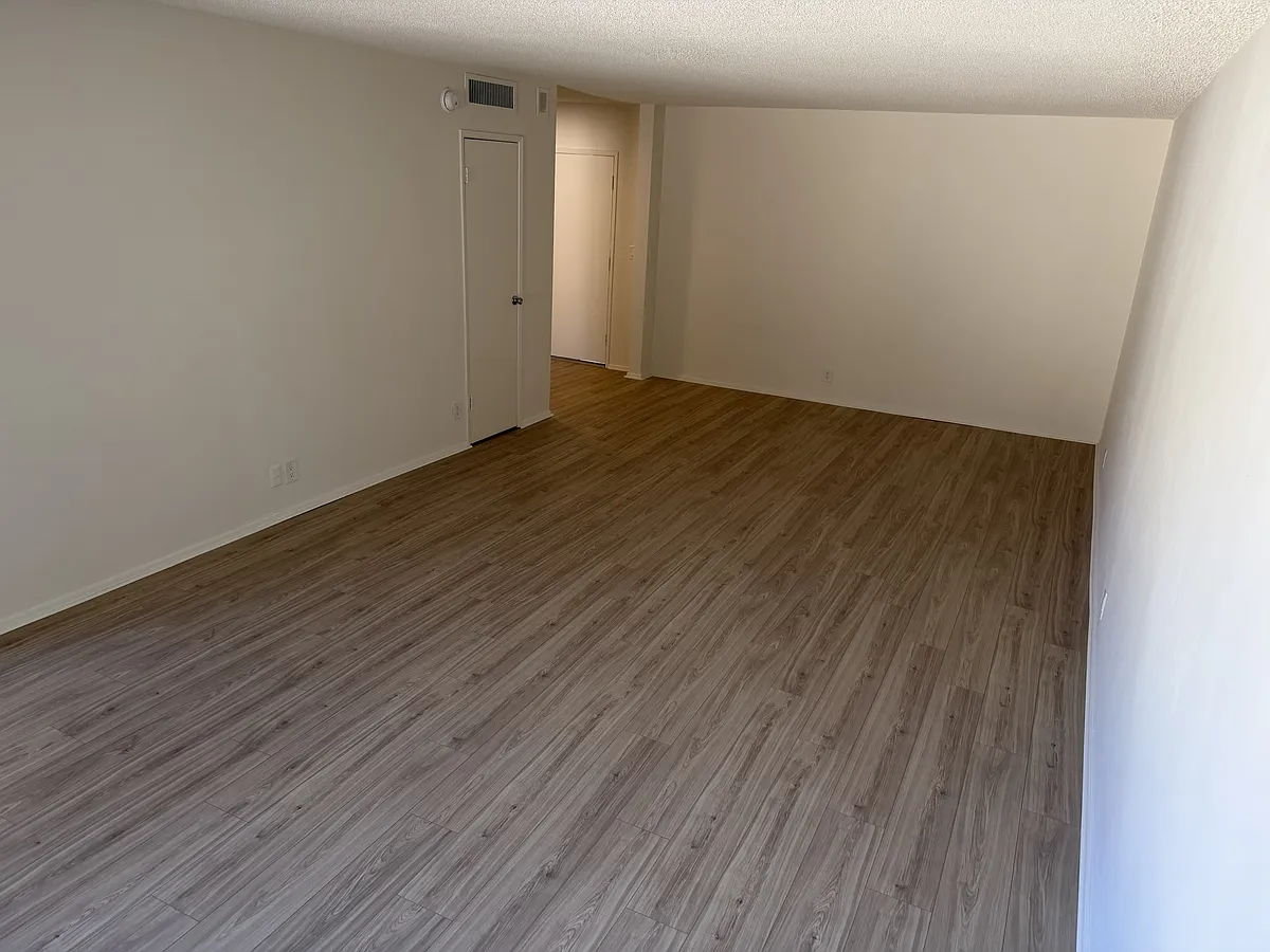 Building Photo - 4310 Ventura Cyn Ave