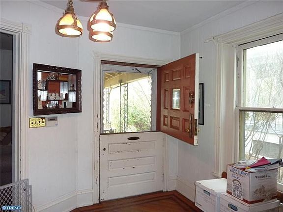 4th image of 110 E Gowen Ave