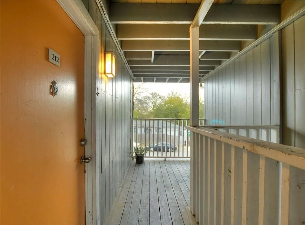 2 bed, 820 sqft, $1,500 — Photo 2