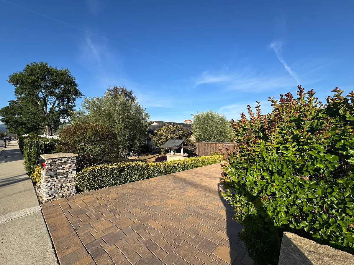 gated driveway - 1353 Windsor Dr