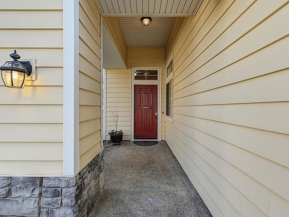 located 1.5 miles from Kaiser Medical Center, 3.3 miles from the Galleria Mall, 4.3miles from Stanford Crossing Shopping Center.