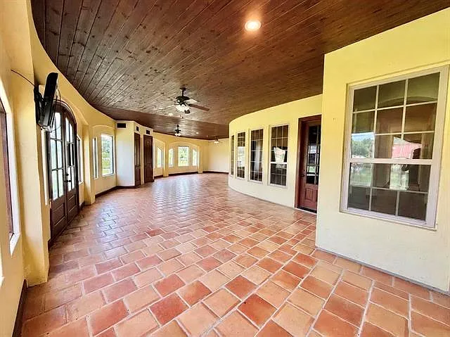 4 bed, 3.5 bath, 4211 sqft, $3,495 — Photo 4
