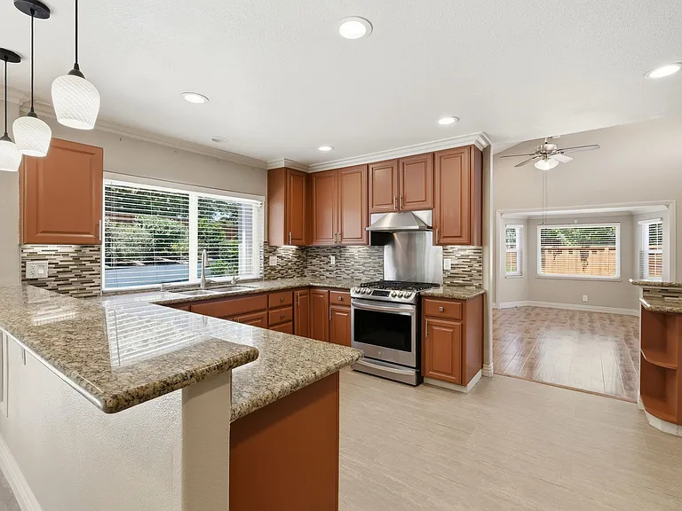 325 Goshen Ct — Photo 8