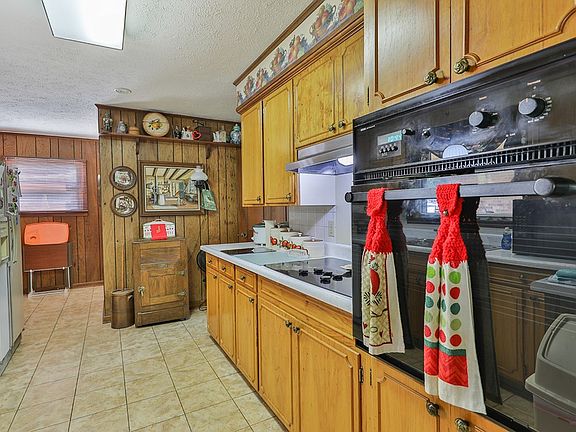4th image of 648 Edgewood Cres