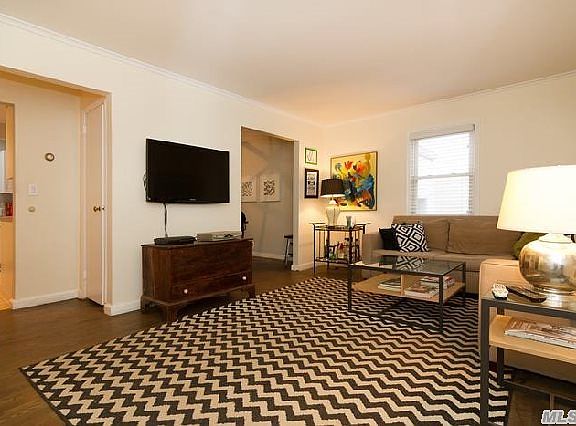 4th image of 70 Charles St