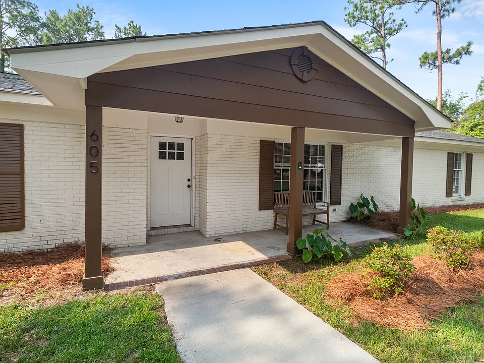 605 Honeysuckle Ln