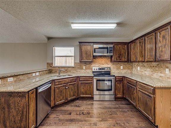 3rd image of 3804 Aloe Dr