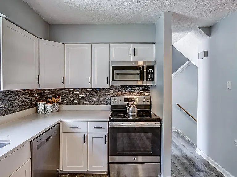 1421 Ashbourne Dr — Photo 9