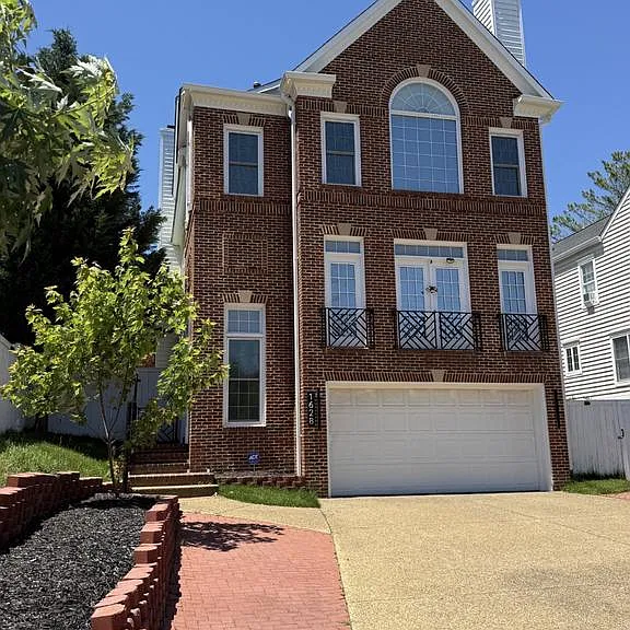 1628 Great Falls St — Photo 1