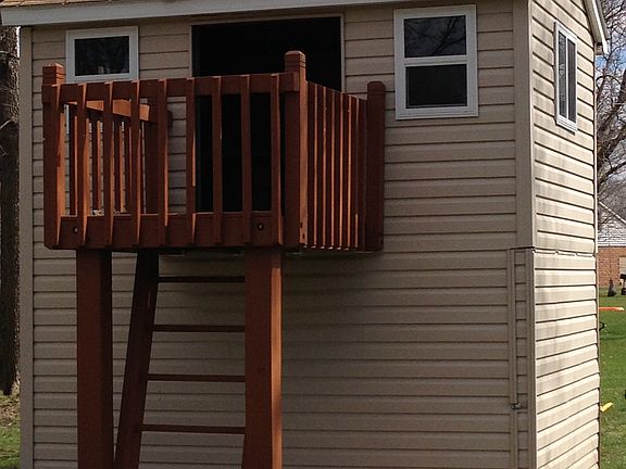 Playhouse w/storage