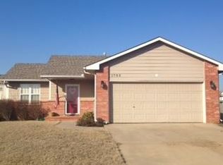 1744 E Country Walk Ln, Mulvane, KS 67110