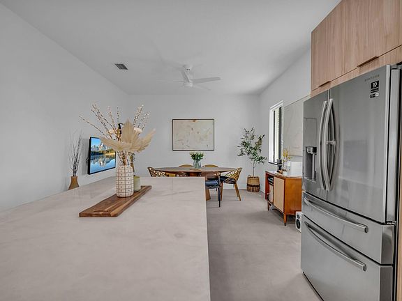 5th image of 2420 Venetian Way #2420