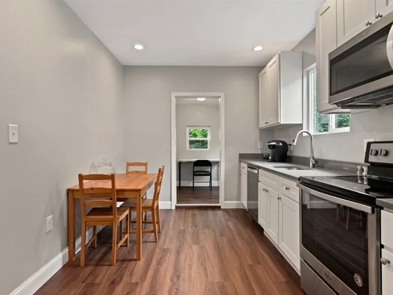 7 Abbotsford St #2 — Photo 6