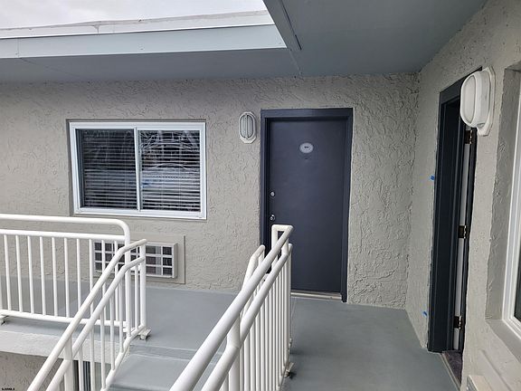 5th image of 900 Wesley Ave #205