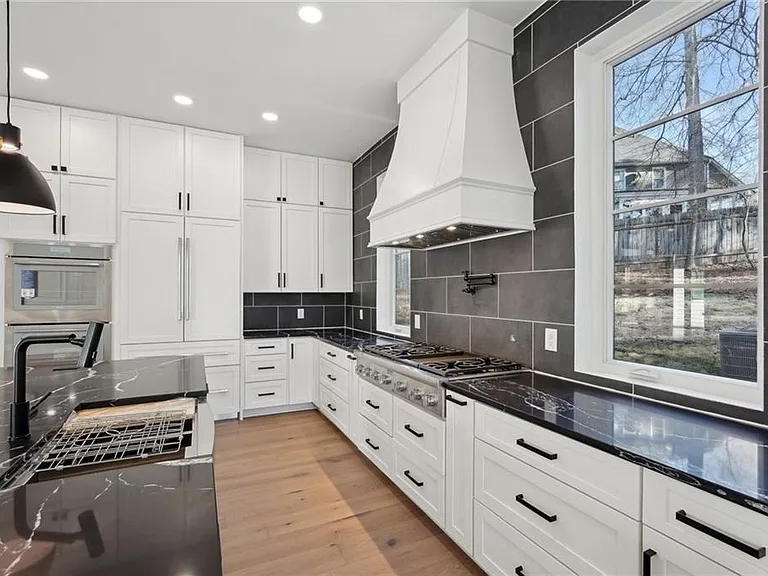 120 Thome Dr — Photo 12