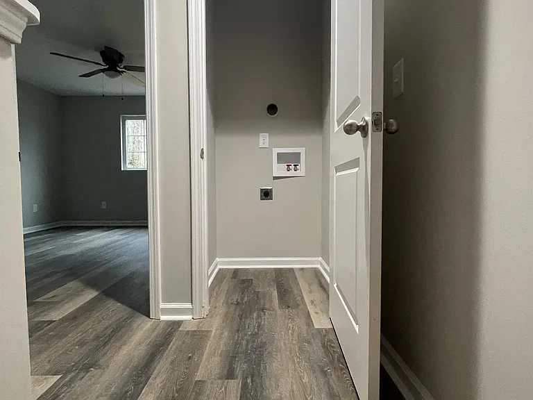 Laundry closet (stackables)