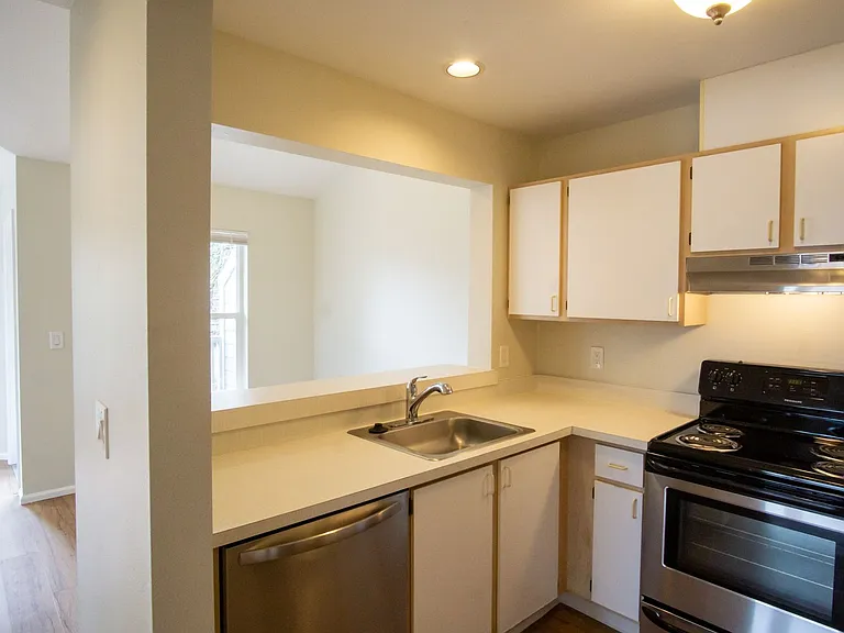 245 SW Hooker St #7 — Photo 8