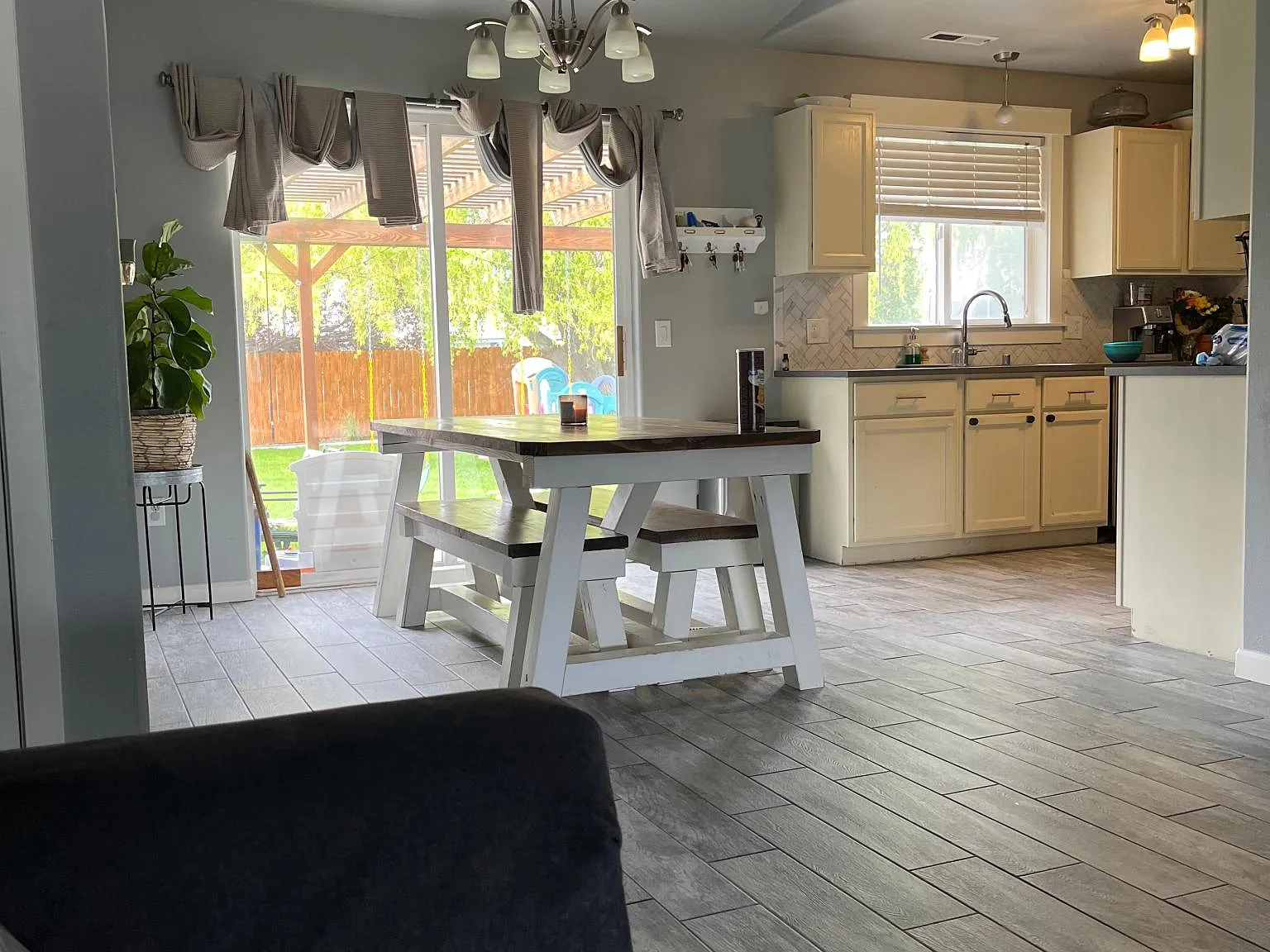 3 bed, 1144 sqft, $2,100 — Photo 4