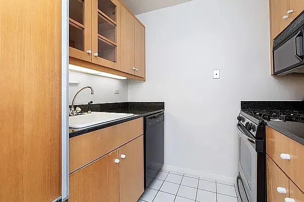 160 West 66th Street — Photo 2