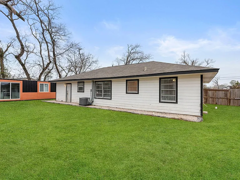 7938 Snowden St — Photo 32