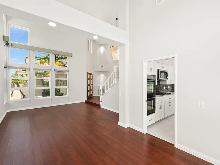 1068 Pacific Hill St — Photo 9