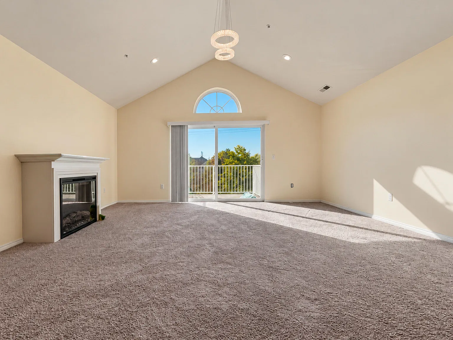 3 bed, 2.0 bath, 1884 sqft, $2,700 — Photo 3
