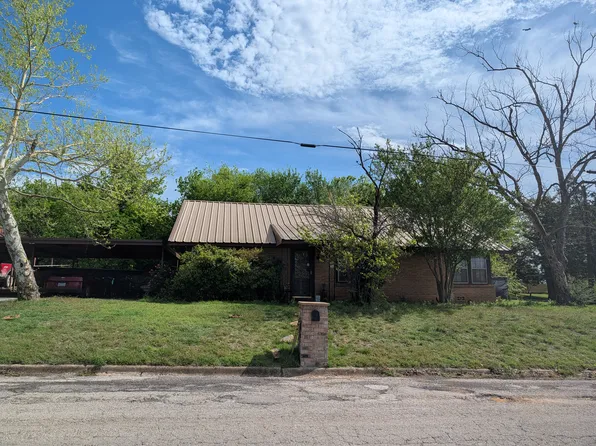 201 W Greenwood Ave, Bowie, TX 76230