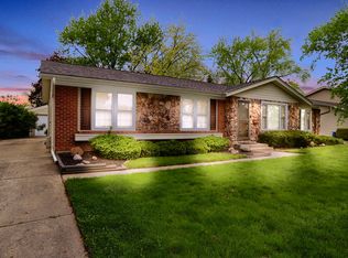 313 Dorchester Ln, Elk Grove Village, IL 60007