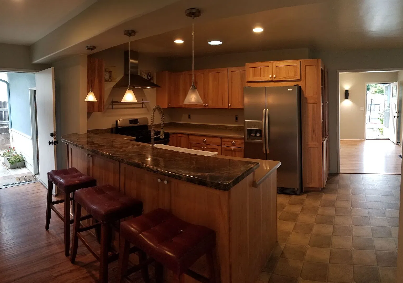 5 bedrooms 2 baths close to campus and huge Backyard! — Photo 4