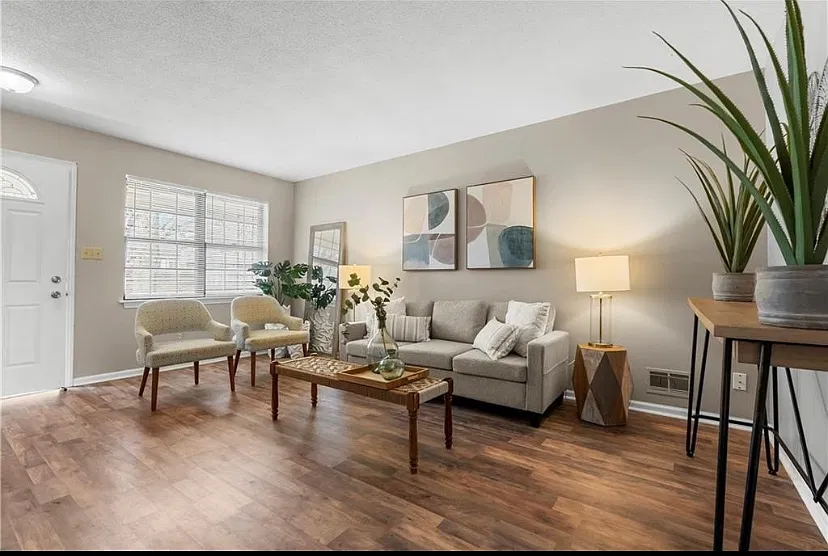 2 bed, 1.5 bath, 1100 sqft, $1,300 — Photo 1