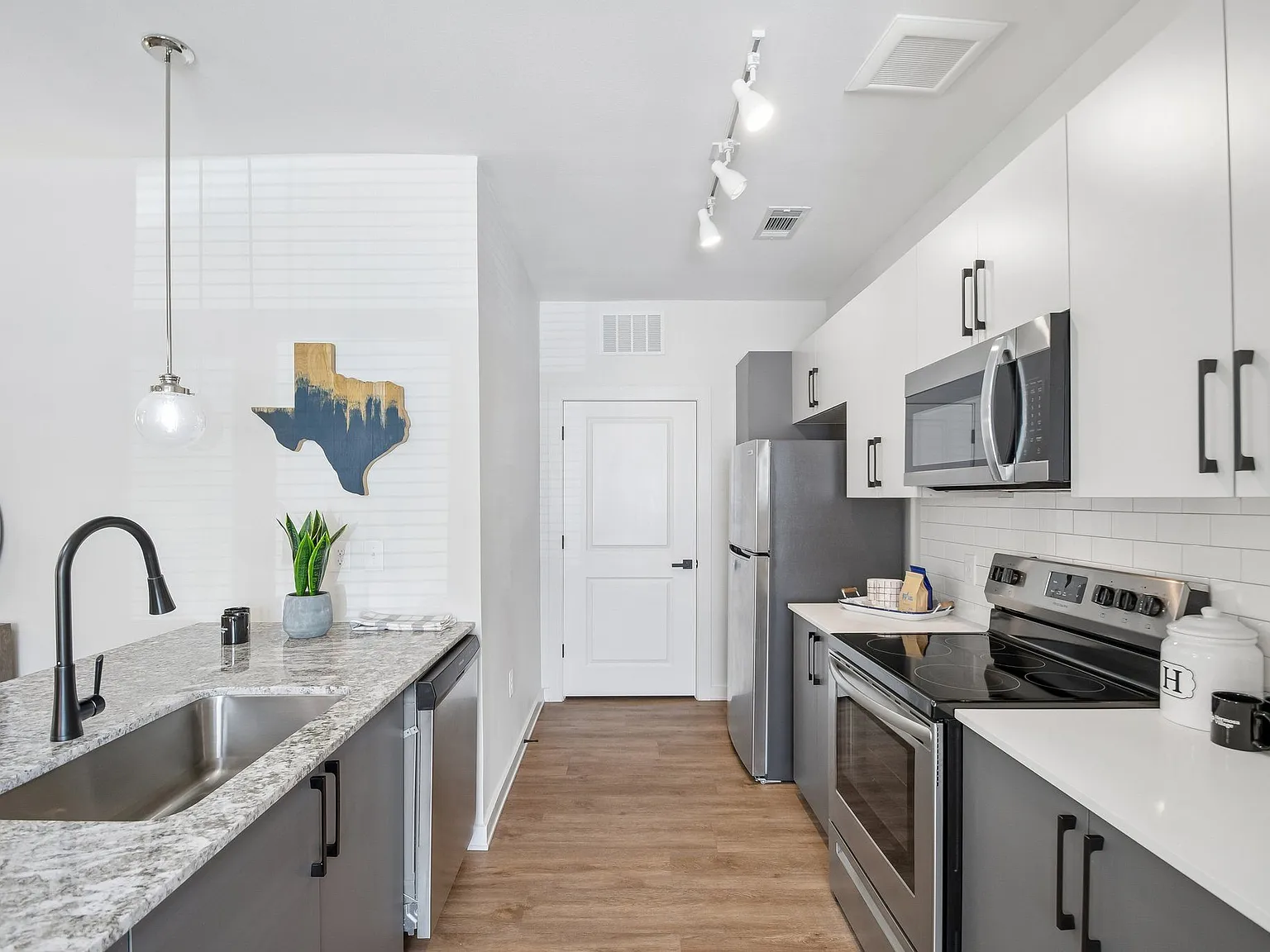 Hermosa Village Apartments — Photo 1