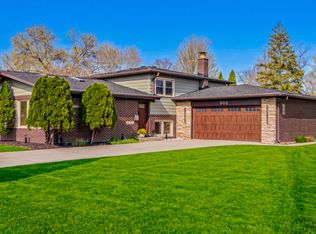 909 S Waverly Pl, Mount Prospect, IL 60056