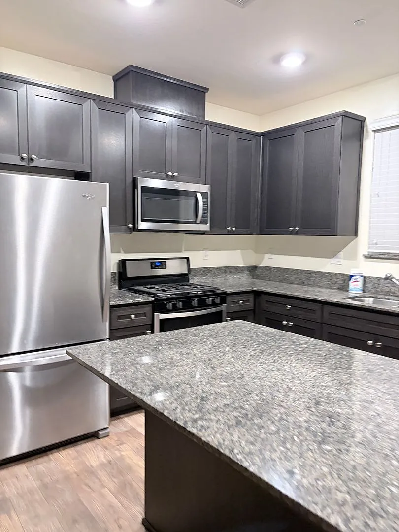 3 Bedroom 2 Bathroom in Hanford — Photo 2