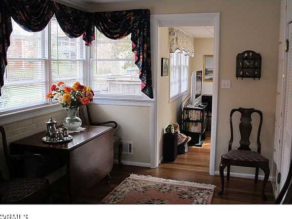 4th image of 4305 Bromley Ln