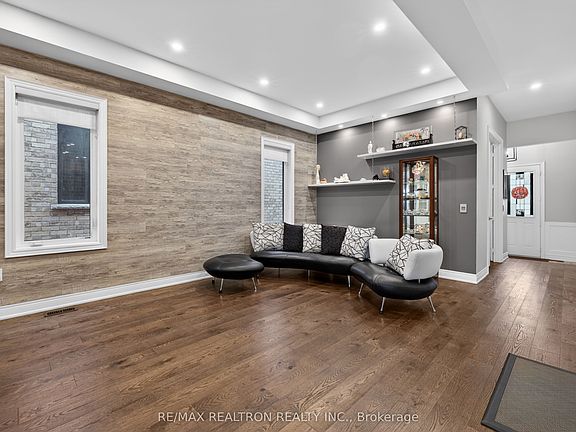 5th image of 143 Maple Ridge Cres