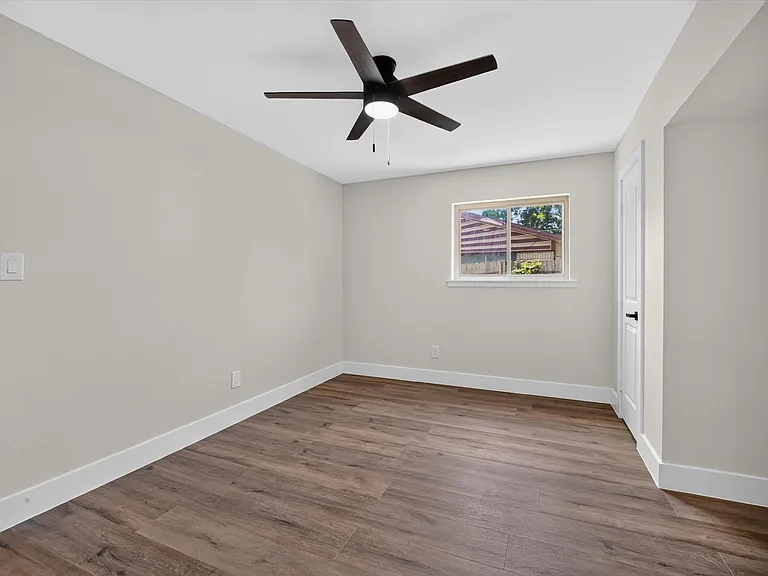 913 Russell Ln — Photo 14