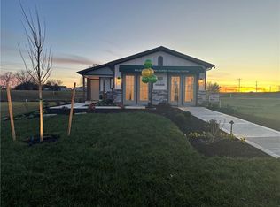 2134 Woodfield Dr, Tonganoxie, KS 66086