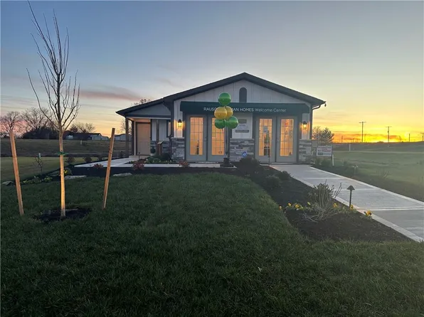 2134 Woodfield Dr, Tonganoxie, KS 66086