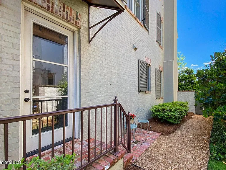 208 Eastpark St — Photo 23