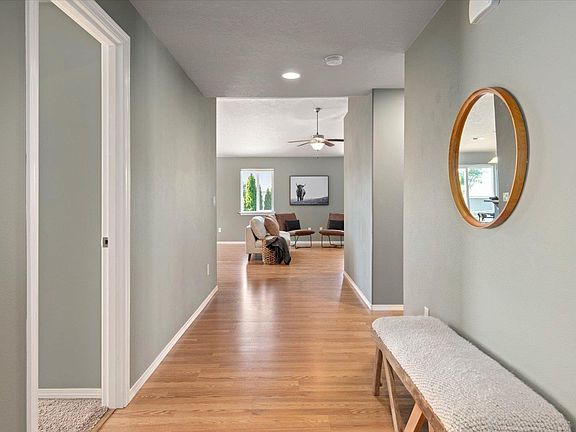 4th image of 1396 Crab Apple Cir