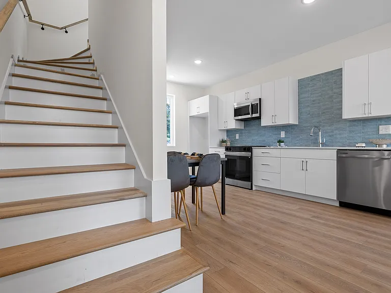 113 E Oldham Ave — Photo 21