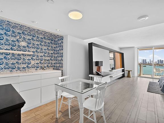 4th image of 1100 West Ave #1522