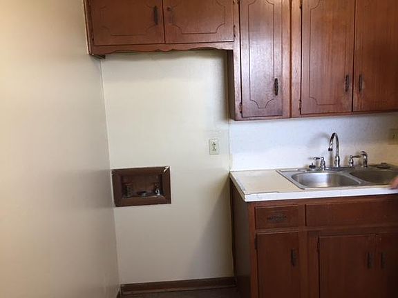 Kitchen with washer/dryer hookups