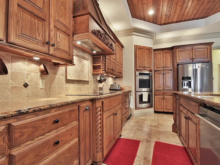 9201 York Pl — Photo 2